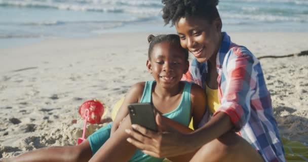 Felice Madre Afroamericana Che Selfie Con Figlia Sulla Spiaggia Soleggiata — Video Stock