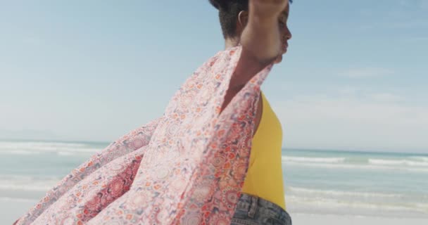 Mujer Afroamericana Feliz Con Los Brazos Abiertos Playa Soleada Tiempo — Vídeo de stock