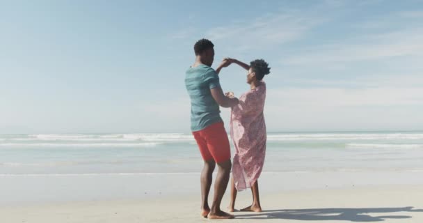 Feliz Casal Afro Americano Dançando Mãos Dadas Praia Ensolarada Férias — Vídeo de Stock