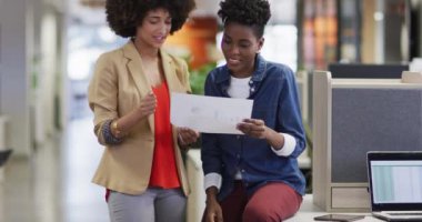 Çeşitli iş kadınlarının proje üzerinde çalıştığı ve konuştuğu videolar. İş adamları ve ofis kavramında çalışmak.