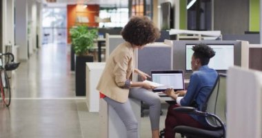 Proje üzerinde çalışan ve laptop kullanan mutlu iş kadınlarının videosu. İş adamları ve ofis kavramında çalışmak.