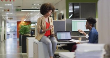 Proje üzerinde çalışan ve dizüstü bilgisayar kullanan çeşitli iş kadınlarının videosu. İş adamları ve ofis kavramında çalışmak.