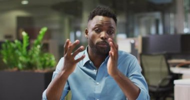 Odaklanmış Afro-Amerikan iş adamının video görüntüsü. İş adamları ve ofis kavramında çalışmak.