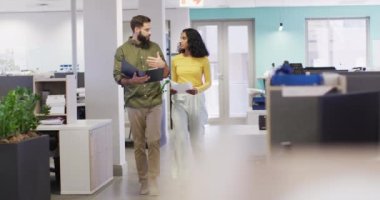 Ofiste yürüyen ve konuşan mutlu iş kadını ve işadamlarının videosu. İş adamları ve ofis kavramında çalışmak.