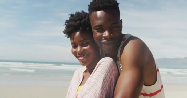 Retrato Una Feliz Pareja Afroamericana Abrazándose Soleada Playa Tiempo Saludable — Vídeos de Stock