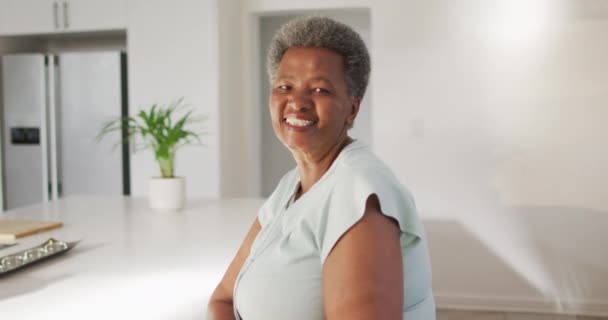 Portret Szczęśliwej Starszej Afrykańskiej Kobiety Domu Opieka Zdrowotna Fizjoterapia Medyczna — Wideo stockowe
