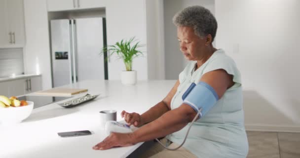 Старшая Американка Африки Измеряет Давление Дома Одиночку Медицинское Физиотерапевтическое Лечение — стоковое видео