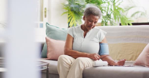 Senior Afrikanisch Amerikanische Frau Misst Den Druck Und Macht Sich — Stockvideo