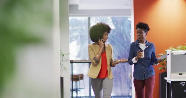 Vídeo Diversas Mulheres Negócios Andando Com Smartphone Café Conversando Profissionais — Vídeo de Stock