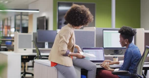 Vídeo Diversas Mulheres Negócios Trabalhando Projeto Usando Laptop Profissionais Negócios — Vídeo de Stock