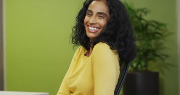 Vídeo Mulher Biracial Feliz Olhando Para Câmera Fundo Verde Profissionais — Vídeo de Stock