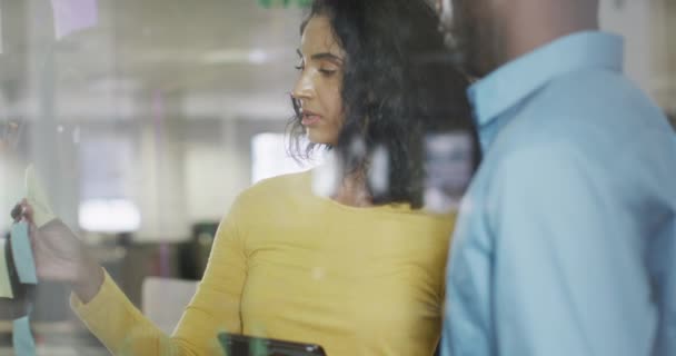 Video Una Diversa Mujer Negocios Hombre Negocios Lluvia Ideas Cargo — Vídeo de stock