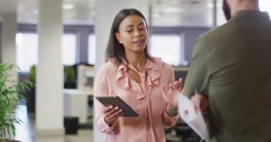 Çeşitli iş kadınları ve işadamlarının tablet kullandıkları ve ofiste konuştukları videolar. İş adamları ve ofis kavramında çalışmak.