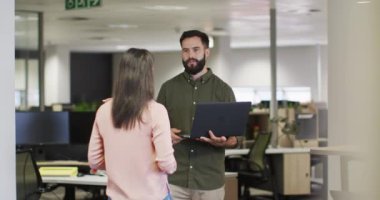 Çeşitli iş kadınlarının ve iş adamlarının dizüstü bilgisayar kullandıkları ve ofiste konuştukları videolar. İş adamları ve ofis kavramında çalışmak.