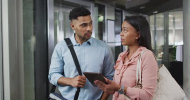 Çeşitli iş kadınları ve işadamlarının tablet kullanıp konuştuğu videolar. İş adamları ve ofis kavramında çalışmak.