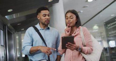 Çeşitli iş kadınları ve işadamlarının tablet kullanıp konuştuğu videolar. İş adamları ve ofis kavramında çalışmak.