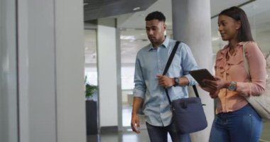 Çeşitli iş kadınları ve işadamlarının tablet kullanıp konuştuğu videolar. İş adamları ve ofis kavramında çalışmak.