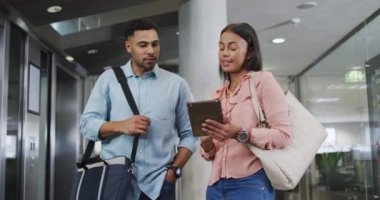 Çeşitli iş kadınları ve işadamlarının tablet kullanıp konuştuğu videolar. İş adamları ve ofis kavramında çalışmak.