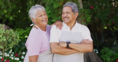 Bahçede gülen mutlu son sınıf çifti videosu. aktif emeklilik yaşam tarzı, kıdemli ilişki ve birlikte zaman geçirme.