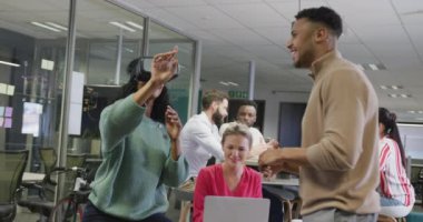 Ofiste VR kulaklığı kullanan mutlu erkek ve kadın iş arkadaşları. Modern bir ofiste çalışmak..