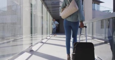 Çeşitli iş adamları ve iş kadınlarının bavullarıyla yürüdüğü bir video. İş adamları ve ofis kavramında çalışmak.