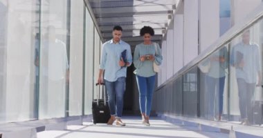 Çeşitli iş adamları ve iş kadınlarının bavullarıyla yürüdükleri ve konuştukları videolar. İş adamları ve ofis kavramında çalışmak.