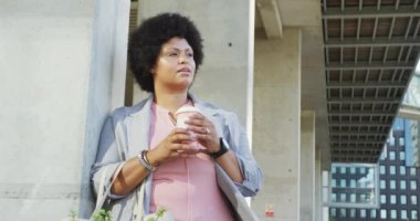 Artı şehirde kahve içen melez bir kadın. dijital göçebe hareket halinde, beden içeriği.