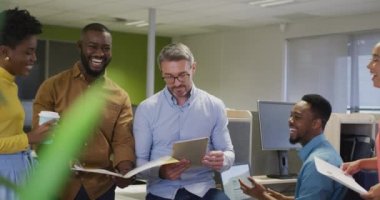 Tablet kullanan ve ofiste konuşan erkek ve kadın iş arkadaşlarınız kutlu olsun. Modern bir ofiste çalışmak..