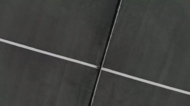 Tenis kortunun üst görüntüsü. aktif yaşam tarzı, spor, hobi ve tenis eğitimi kavramı.