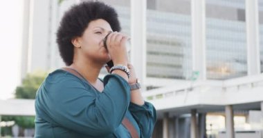 Mutlu ve melez bir kadın akıllı telefonla konuşuyor ve kahve içiyor. dijital göçebe hareket halinde, beden içeriği.