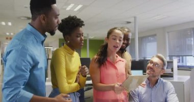 Tablet kullanan ve ofiste konuşan erkek ve kadın iş arkadaşlarınız kutlu olsun. Modern bir ofiste çalışmak..
