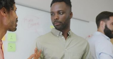 Muhtelif erkek iş arkadaşları ofiste görüşüyorlar. Modern bir ofiste çalışmak..