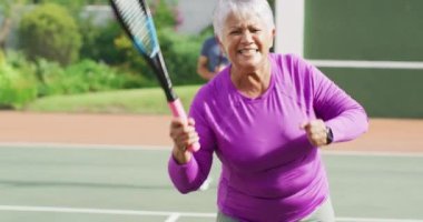 Tenis antrenmanı sırasında zevkten zıplayan mutlu son sınıf kadınının videosu. aktif emeklilik yaşam tarzı, kıdemli ilişki ve tenis eğitim konsepti.
