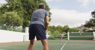 Tenis kortunda oynayan son sınıf öğrencisinin videosu. aktif emeklilik yaşam tarzı, kıdemli ilişki ve tenis eğitim konsepti.