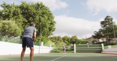 Tenis kortunda oynayan son sınıf öğrencisinin videosu. aktif emeklilik yaşam tarzı, kıdemli ilişki ve tenis eğitim konsepti.