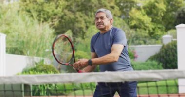 Tenis antrenmanı sırasında sevinçten zıplayan mutlu son sınıf öğrencisinin videosu. aktif emeklilik yaşam tarzı, kıdemli ilişki ve tenis eğitim konsepti.