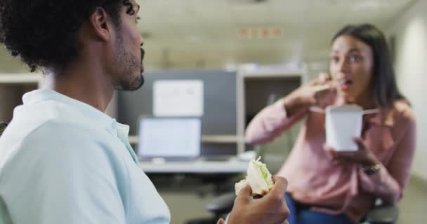 Vidéo Une Femme Affaires Homme Affaires Heureux Diversifié Mangeant Parlant — Video
