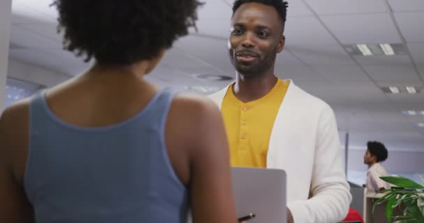 Счастливые Африканские Американские Коллеги Мужского Женского Пола Разговаривают Офисе Работа — стоковое видео