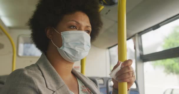 Grote Biraciale Vrouw Met Gezichtsmasker Bus Digitale Nomade Onderweg Body — Stockvideo