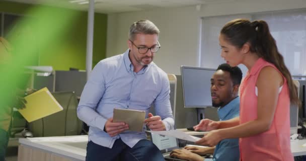 Divers Collègues Affaires Masculins Féminins Utilisant Tablette Parler Bureau Travailler — Video