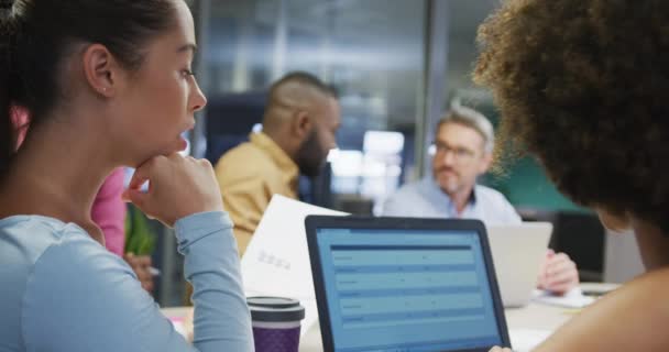 Divers Collègues Affaires Masculins Féminins Parlent Utilisent Ordinateur Portable Travailler — Video