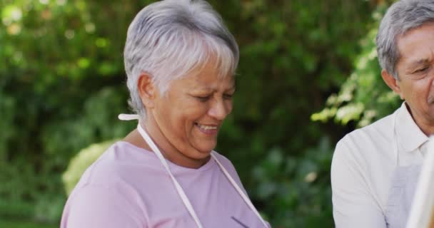Video Feliz Biracial Pareja Ancianos Pintando Jardín Estilo Vida Jubilación — Vídeos de Stock