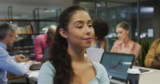 Retrato Mulher Negócios Caucasiana Sorrindo Sobre Diversos Colegas Negócios Conversando — Vídeo de Stock