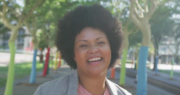 Parkta Gülümseyen Mutlu Iri Yarı Melez Bir Kadının Portresi Dijital — Stok video