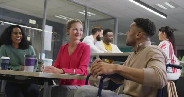 Ofiste Çalışan Erkek Kadın Arkadaşlarınız Kutlu Olsun Modern Bir Ofiste — Stok video
