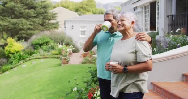 Video Una Relajada Pareja Ancianos Birraciales Tomando Café Jardín Estilo — Vídeos de Stock