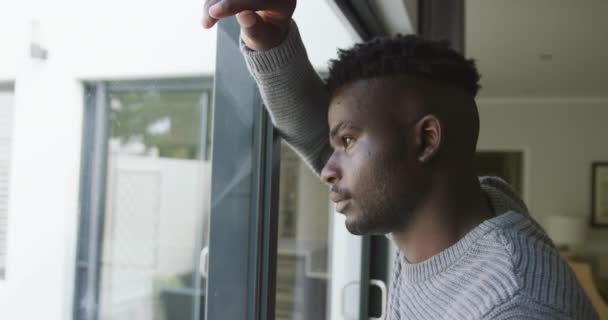 Vidéo Homme Afro Américain Triste Regardant Par Fenêtre Émotions Sentiments — Video