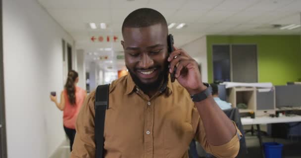 Feliz Hombre Negocios Afroamericano Hablando Teléfono Inteligente Caminando Oficina Trabajar — Vídeo de stock