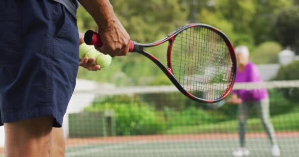 남자가 라켓을 테니스 코트에서 경기를 시작하는 모습이 활동적 테니스 트레이닝 — 비디오