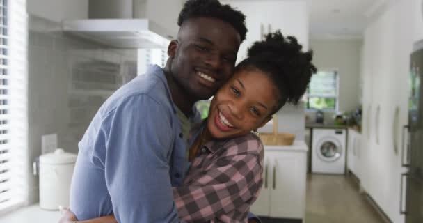 Βίντεο Ενός Ευτυχισμένου Αφροαμερικανού Ζευγαριού Που Αγκαλιάζεται Στο Σπίτι Αγάπη — Αρχείο Βίντεο